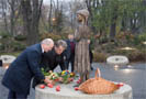 Белорусский президент, доселе суровый, как исполняющий одноименную арию варяжский гость из оперы Мусоргского, ныне все больше начинает овладевать премудростями большей дипломатии. По крайней мере, он теперь не только произносит фразу «многовекторная политика», но и свои официальные визиты совершает действительно в разных направлениях. Зачастую противоположных. Недавно вот был опять-таки ближе к «варягам», в омываемой хладными балтийскими волнами Литве. Теперь его путь лежал на юг, в Киев. Забегая вперед, скажем, что на последних переговорах речь шла, в том числе, и о создании Балтийско-Черноморского транспортного коридора, и энергомоста «Украина–Белоруссия–Литва». А вот еще по классическому маршруту «из варяг в греки» некогда шел и транзит многочисленных рабов – основного вида энергоносителей того времени…