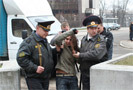 По подозрению в нападении на посольство РФ в Минске белорусской милицией задержано 6 человек. Об этом сообщает РИА «Новости» со ссылкой на пресс-службу ГУВД Минского горисполкома. По версии белорусских правоохранительных органов, задержанные могут быть причастны также «к иным аналогичным действиям».