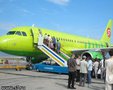 Самолет А-319, совершавший рейс по маршруту «Омск-Москва», совершил вынужденную посадку из-за того, что при разгоне по взлетно-посадочной полосе в оба двигателя воздушного судна попали две птицы.