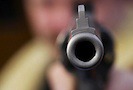 Нападение на Олега Кашина продолжает будоражить общественное мнение. Беспокойство по поводу насилия над работниками СМИ высказали уже все - от далекой Еврокомиссии до близкой Общественной палаты. Глава Совета по содействию развитию институтов гражданского общества и правам человека при Президенте РФ Михаил Федотов предложил ужесточить уголовные наказания за нападения на журналистов, а депутат-«единоросс» Борис Резник внес такой законопроект на рассмотрение Госдумы РФ. Если это предложение приобретет силу закона, за нападение на журналиста можно будет получить срок до 12 лет. Вопрос в том, спасет ли закон журналистов?