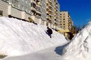 Второй год подряд, подвергающиеся острой критике из-за разлада в работе коммунальных служб города при уборке улиц от снега, власти Петербурга решили направить на эти нужды дополнительные 100 миллионов рублей. При этом губернатор северной столицы Валентина Матвиенко предполагает привлечь к уборке снега даже бомжей и учащихся. Под предлогом уборки снега власти Санкт-Петербурга отказали в согласовании очередной акции оппозиции в рамках «Стратегии-31».