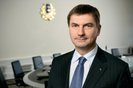 Премьер-министр Эстонии Андрус Ансип принял в здании правительства членов так называемого Союза борцов за освобождение Эстонии. Данный прием был устроен в честь 93-й годовщины независимости Эстонии и на него были приглашены 39 членов союза, объединяющего ветеранов 20-й эстонской дивизии «Ваффен СС», «лесных братьев» и других бывших пособников нацистов.