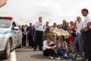 Обманутые дольщики Подмосковья перекрыли федеральную трассу Москва – Нижний Новгород. В течение 40 минут движение было полностью парализовано, сейчас на магистрали образовалась большая пробка.