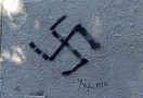 Неизвестные нарисовали фашистскую свастику и монархический лозунг «Россия за Царя» на стене Александринского театра в Санкт–Петербурга.