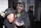 В Китае продолжаются работы по поиску горняков, заблокированных в затопленной шахте в провинции Шаньси 28 марта 2010г.Сегодня спасатели нашли пять тел шахтеров.