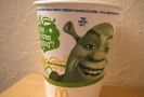 Американская сеть закусочных McDonald's отзывает 12 млн питьевых стаканов с рисунками героев мультфильма «Шрек». Поводом послужило содержание в них веществ, которые могут нанести вред здоровью.