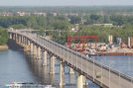 В Волгограде полностью перекрыто движение по новому мосту через Волгу из-за сильного ветра. Он вызвал сильное колебание опор сооружения.