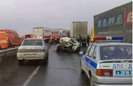 Под городом Тольятти на небольшом участке автотрассы разбились 36 грузовых и легковых автомобилей. На месте происшествия образовалась гигантская пробка. К настоящему моменту движение восстановлено.