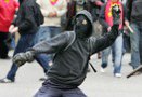 Российские антиглобалисты забросали дымовыми шашками представительство министерства иностранных дел в Петербурге в знак протеста против присоединения Арктики к России.