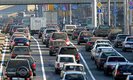 В Москве и Подмосковье будут снесены сооружения, незаконно построенные вблизи автотрасс. Такое поручение дал президент РФ Дмитрий Медведев правительству столицы и Московской области в целях борьбы с пробками.