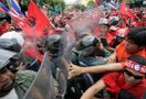 Сторонники таиландской оппозиции сегодня преодолели сопротивление полиции и прорвались в офис антиправительственного «Народного телеканала» в Бангкоке.