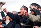 В областном центре в г.Джалал-Абад на юге Киргизии собравшиеся на ипподроме 2-3 тыс. участников митинга взяли в заложники исполняющего обязанности губернатора области Бектура Асанова и спецпредставителя по югу республики, и.о.министра обороны Исмаила Исакова.