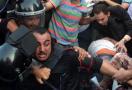 В Каире протестующие заблокировали вход в здания парламента и правительства, расположенные неподалеку от площади Тахрир. На юге полиция расстреляла толпу демонстрантов, убив пять человек, протестующие перегородили шоссе баррикадами из пальм.