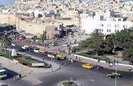 В Тунисе около месяца продолжаются массовые беспорядки. Власти страны вечером 12 января были вынуждены ввести в столицу — город Тунис — войска. Военные разместились в ключевых точках города.