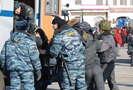 В Петербурге митинг, организованный по случаю 93-й годовщины Октябрьской революции, закончился избиением левых активистов. Жертвами милицейского насилия стали и некоторые участники митинга со стороны КПРФ, которая была официальным организатором митинга.