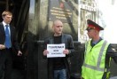 Сегодня активисты различных оппозиционных движений попытались провести флэш-моб «Черная метка» у здания Московской городской думы. Акция была направлена против Генерального плана строительства Москвы до 2025г.