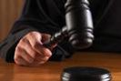 Суды Минска приговорили 580 участников несанкционированной акции оппозиции, проходившей 19 декабря, к административным арестам. Также правоохранительные органы республики задержали российских журналистов.