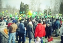В подмосковном городе Жуковский в форме народного схода для встречи с депутатами Мособлдумы проходит массовая акция жителей, протестующих против вырубки Цаговского леса, сообщает корреспондент "Рабкор.ру".
"На площади у вечного огня собралось порядка 300 жителей города с зелеными воздушными шарами, а также венками, которые символизировали траур по уже значительно пострадавшему лесу", - сообщает наш корреспондент с места событий.