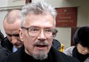 Представители российской оппозиции подали две заявки на предновогодний митинг на Триумфальной площади в Москве. Одну акцию хотят организовать Эдуард Лимонов, Константин Косякин и Владимир Буковский, другую — председатель Московской Хельсинкской группы Людмила Алексеева с единомышленниками.