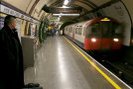 Сотрудники лондонского метро вышли на 24-часовую забастовку, которая началась в 18:30, 3 октября. В результате сегодня не ходили поезда на центральной и кольцевой линиях подземки британской столицы, перебои в работе метро были также и на девяти других линиях.