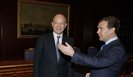 Президент РФ Дмитрий Медведев принял главу МИД Великобритании Уильяма Хейга, находящегося с визитом в Москве. Беседа состоялась в резиденции президента в Горках. Россия рассчитывает, что в ее отношениях с Великобританией стороны смогут создать более удобные условия для общения граждан обоих государств, сообщил глава МИД РФ Сергей Лавров на пресс-конференции со своим британским коллегой.