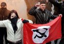 Активисты незарегистрированной партии «Другая Россия», в которую в основном вошли бывшие члены запрещенной судом Национал-большевистской партии (НБП), забрались на крышу Минюста в знак протеста против отказа в регистрации партии.