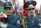 Неизвестные облили синей и желтой краской фасад школы, где ведется преподавание на русском языке и разбили стекло в учреждении