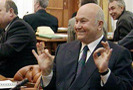 57% москвичей считают, что Юрий Лужков контролирует московские суды, потому и выигрывает в них все иски. Также 65% жителей столицы уверены, что Елена Батурина стала долларовым миллиардером благодаря деятельности своего мужа. Таковы результаты опроса «Левада-центра», которые СМИ опубликовали в понедельник (8 февраля 2010 года).