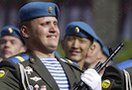 В прошлом об армии судили по ее внешнему виду. Оборванные и грязные солдаты и двести лет назад говорили об отношении к ним власти, а заодно и о состоянии страны. Российские вооруженные силы нередко сталкиваются с претензиями по поводу преемственности традиций. Чиновникам нравится предлагать на суд публики новые модели военной формы, как будто что-то меняющие в серых буднях страны и ее армии. Однако мундир остается в России не только без традиций, но и без чести, а это важнее всего.
