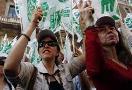Сегодня в Португалии пройдет всеобщая забастовка. Люди протестуют против планов правительства ввести «меры жесткой экономии», предусматривающие резкое сокращение зарплат.