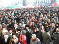 Свыше 3 тысяч жителей Петропавловска-Камчатского вышли на митинг, протестуя против сокращения часовых поясов. Их протест намерены поддержать и жители других регионов РФ.