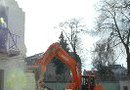 Сегодня жильцы остановили стройку гостиницы для студии «ТриТэ» Никиты Михалкова в Малом Козихинском переулке. Около 40 человек собрались в Малом Козихинском переулке и блокировали работы.