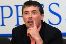 Лидер Федерации автомобилистов России, защищавшей права потерпевших в ДТП на Ленинском, Сергей Канаев готов сложить свои полномочия и покинуть Россию, если в 2012 году на президентских выборах победит премьер-министр Владимир Путин.