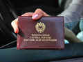 Отныне сотрудники милиции лишатся права задерживать работников Федеральной службы охраны, находящихся при исполнении своих обязанностей. В ближайшее время соответствующее положение будет внесено в служебную инструкцию для сотрудников милиции.