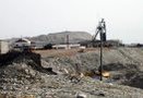 Поисковая операция по спасению горняков шахты «Распадская» в Кузбассе, где в ночь на 9 мая прогремели два взрыва, прервана. Причина – в крайне высокой концентрации метана в месте проведения спасательных работ, в связи с чем сохраняется угроза новых взрывов.