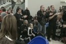 Ситуация в Домодедово улучшается, в здании аэропорта стало ощутимо меньше людей, постоянно звучат сообщения о том, что рейсы вылетают. При этом сообщения об отмене или переносе рейса на более поздний срок также звучат.