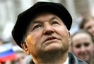«Почему я его уволил? Я не обязан ничего объяснять. Я его начальник и не могу работать с тем, кто мне не нравится. Ну, хорошо, скажу - просто он мне свой гараж добровольно продавать не хотел». Эту фразу одного из героев сериала «Гаражи», который «Первый канал» показывает по вторникам до и после программы «Время» зрители легко могли перепутать с объяснениями Дмитрия Медведева о причинах увольнения Юрия Лужкова. Уж очень похоже.
