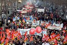 Во Франции проходит многотысячная суточная забастовка, направленная против намерений правительства повысить пенсионный возраст с 60 до 62 лет. В связи с этим ожидаются перебои, или даже полная приостановка в работе общественного транспорта, банков, аэропортов и почты.
