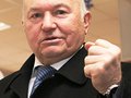 У бывшего мэра Москвы Юрия Лужкова мало шансов получить вид на жительство в Австрии, сообщает местная газета Die Presse. Выдача Лужкову вида на жительство - это политический вопрос, отмечает газета: «Австрия боится обжечься о человека, на которого пала немилость Кремля».