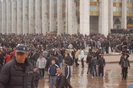 Резко обострилась ситуация в южной Ошской области Киргизской республики. По разным оценкам, в настоящее время в центре города Ноокат собралось около 700 человек. Участники акции протеста требуют от руководства правоохранительных органов «немедленно доставить в Киргизию» заказчиков расправы над заместителем руководителя налоговой службы Ноокатского района Сагынбека Алимбаева, который был убит 23 февраля.