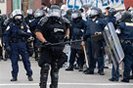 Более 800 афроамериканских жителей города Оклэнд в Калифорнии устроили уличные беспорядки после того, как бывший офицер полиции получил, по их мнению, слишком мягкое наказание за убийство невооруженного чернокожего.