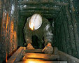 Деятельность южноафриканской горнодобывающей компания Gold Fields - четвертого в мире добытчика золота -  приостановлена на руднике Kloof Driefontein Complex West из-за забастовки 15 тысяч рабочих.
