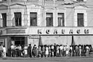 Недовольным противостоит недовольный недовольными. Недовольный недовольными сам ничего не возьмет и не украдет, он за правду, он за родину, он соль земли, он точно знает, как надо любить своё отечество и как уважать начальство, ему всё божья роса, он - последняя надежда и последняя защита жулика и начальственного хама.