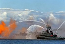По меньшей мере одиннадцать человек погибли в результате пожара на пароме в Индонезии. Спасены были 427 пассажиров.