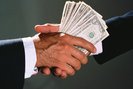 Комитет по законодательству Госдумы РФ разработал проект поправок в Уголовный кодекс. Депутаты предлагают не сажать в тюрьму коррупционеров, впервые попавшихся на взятке, если ее размер не превышает 3000 рублей.