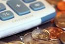 Московская городская дума приняла в третьем чтении бюджет на 2011 г., передает  Business FM. В него заложены доходы на уровне 1 триллион 243,7 миллиарда рублей, расходы – 1 трлн 389, 8 млрд руб. Дефицит бюджета, таким образом, предусмотрен на уровне 146 млрд рублей, - это на 23% меньше, чем в 2010 г.