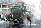 6 октября 2009 года в Стамбуле прошла демонстрация протеста, приуроченная к заседанию Международного валютного фонда (МВФ) и Всемирного банка, передает Infox.ru. На площади Таксим собралось около 6 тысяч «антиглобалистов» и активистов турецких профсоюзов. Они держали плакаты «МВФ и Всемирный банк – убирайтесь прочь» («IMF-DB go home»).