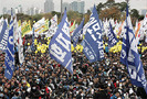 7 ноября 2009 года в Сеуле состоялась демонстрация протеста, в которой, по данным представителей профсоюзов, приняло участие 150 тысяч человек, передает РБК.