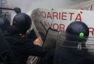 Тысячи студентов собрались в Риме, чтобы принять участие в акциях протеста против университетской реформы, полицейские перекрыли большую часть центра города, чтобы не допустить массовых беспорядков, подобных тем, что произошли 14 декабря.