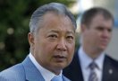 Новые власти Киргизии лишили свергнутого президента Курманбека Бакиева президентской неприкосновенности. Кроме того временное правительство республики издало специальный декрет об экстрадиции политика в Бишкек для последующего привлечения Бакиева к уголовной ответственности.